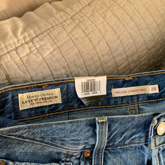 NWT Levi’s premium ribcage straight ankle distressed med wash 28” - Picture 9 of 16
